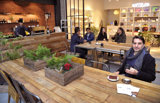 29일 고트레 Shop & Cafe 도곡점 오픈 런칭 행사에 참석하기 위해  프랑스에서 온 카펜터 디자이너 휴그가 본인이 디자인한 가구에서 포즈를 취하고 있다 고트레 Shop & Cafe 도곡점은 총 3층으로 구성되어 있으며, 원목가구의 따듯함과 편안함을 느낄수 있고 리빙 디자이너들의 제품도 만날 수 있다.  고트레 제공